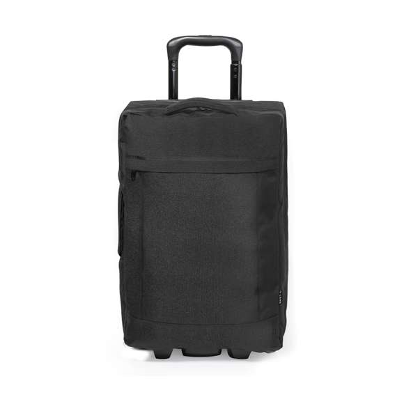 Trolley fabricado en resistente 600D RPET. Compartimento principal con cierre de cremallera de doble tirador conforme a los estándares TSA -Administración de la Seguridad en el Transporte-, que permite a las autoridades de aduanas inspeccionar el contenido del equipaje sin tener que forzar o romper el cierre, usando una llave especial a disposición de la autoridad.Interior forrado además de organizador en la zona central. Exterior con bolsillo frontal con cierre de cremallera invisible y 2 asas acolchadas de transporte. Mecanismo extensible metálico en negro, con cómoda asa de transporte y 2 ruedas. Logotipo RPET en etiqueta exterior.El material RPET se elabora a partir de plástico reciclado, para así fomentar la reutilización de residuos plásticos y ayudar a la sostenibilidad del planeta.
