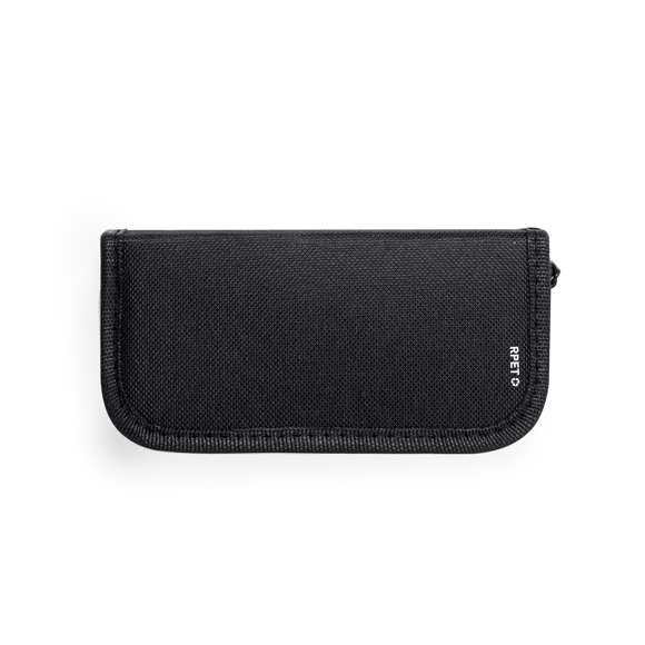 Práctico set para limpiar calzado en estuche de RPET. Completo paquete para limpiar calzado con dos cepillos de suaves cerdas, calzador, lata con cera y paño para que brille todo el calzado. Presentado en un práctico estuche con cierre de cremallera y elásticos para tener organizados todos los utensilios. Con logotipo RPET en la funda. El material RPET se elabora a partir de plástico reciclado, para así fomentar la reutilización de residuos plásticos y ayudar a la sostenibilidad del planeta.