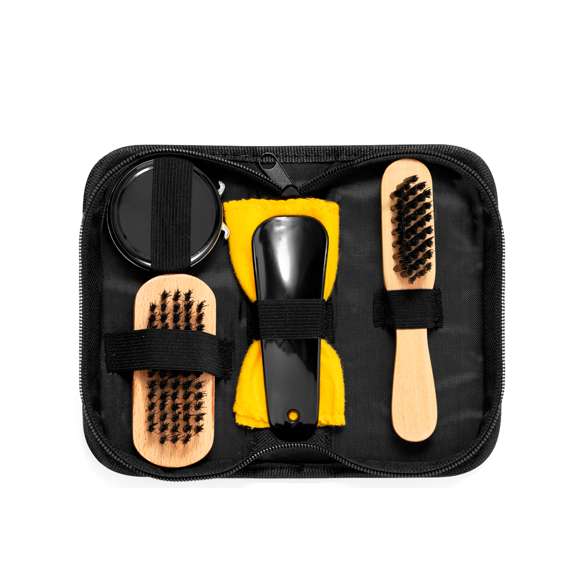 Práctico set para limpiar calzado en estuche de RPET. Completo paquete para limpiar calzado con dos cepillos de suaves cerdas, calzador, lata con cera y paño para que brille todo el calzado. Presentado en un práctico estuche con cierre de cremallera y elásticos para tener organizados todos los utensilios. Con logotipo RPET en la funda. El material RPET se elabora a partir de plástico reciclado, para así fomentar la reutilización de residuos plásticos y ayudar a la sostenibilidad del planeta.