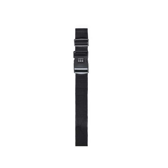 Cinta para maletas ajustable fabricada en resistente poliéster. Con cierre de hebilla ajustable y contraseña de 3 cifras. En discreto color negro y de 200cm de largo. Presentada en una bolsa individual de papel reciclado.