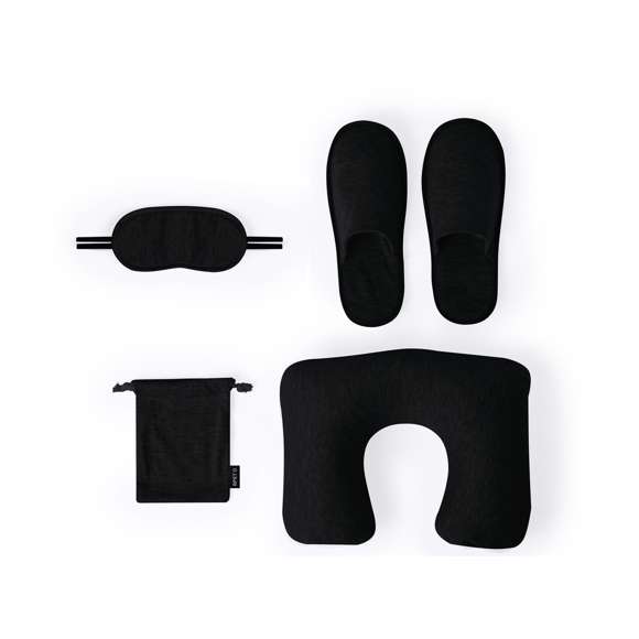 Estupendo set de viaje en suave poliéster. El conjunto incluye: Almohadilla ergonómica para cuello. Suave antifaz con cinta ajustable Zapatillas a conjunto. Fácil de guardar en la funda fabricada en RPET. Disponible en elegantes colores, con logotipo RPET en la funda.El material RPET se elabora a partir de plástico reciclado, para así fomentar la reutilización de residuos plásticos y ayudar a la sostenibilidad del planeta.