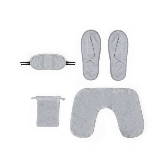 Estupendo set de viaje en suave poliéster. El conjunto incluye: Almohadilla ergonómica para cuello. Suave antifaz con cinta ajustable Zapatillas a conjunto. Fácil de guardar en la funda fabricada en RPET. Disponible en elegantes colores, con logotipo RPET en la funda.El material RPET se elabora a partir de plástico reciclado, para así fomentar la reutilización de residuos plásticos y ayudar a la sostenibilidad del planeta.
