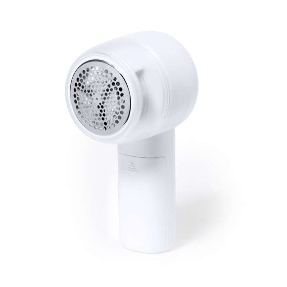 Práctico quita pelusas de mano. De uso cómodo, gracias a su forma ergonómica adaptándose a la mano. Se usa pasando la zona metálica por el tejido para dejar la tela suave. Con compartimento en el cabezal para guardar el exceso y poder limpiarlo fácilmente. Cómodo de transportar y alimentado por 2 pilas AA (no incluidas). Presentado en una caja de diseño kraft, con manual español e inglés en el interior.