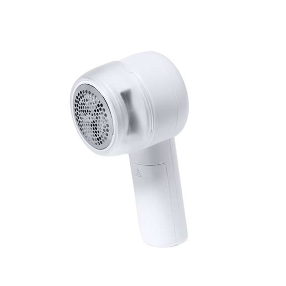 Práctico quita pelusas de mano. De uso cómodo, gracias a su forma ergonómica adaptándose a la mano. Se usa pasando la zona metálica por el tejido para dejar la tela suave. Con compartimento en el cabezal para guardar el exceso y poder limpiarlo fácilmente. Cómodo de transportar y alimentado por 2 pilas AA (no incluidas). Presentado en una caja de diseño kraft, con manual español e inglés en el interior.