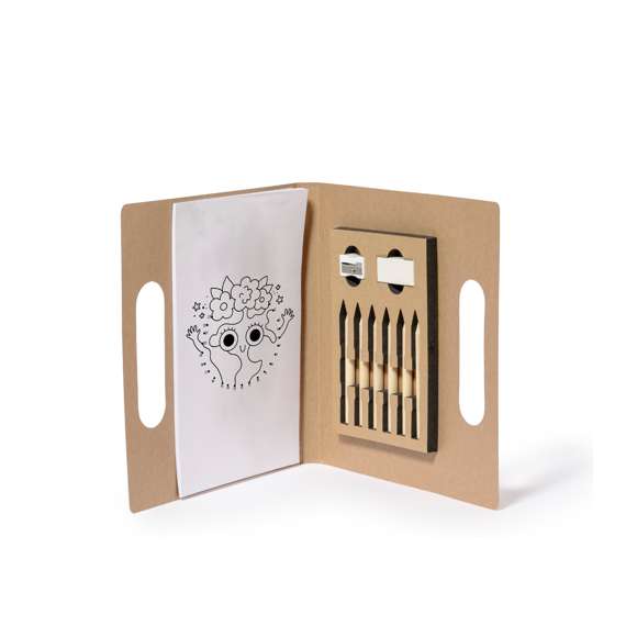 Set para colorear hecho en cartón reciclado. Divertido conjunto de dibujos y lápices de colores en una práctica carpeta con asas. Incluye:Bloc de 20 hojas con dibujos de naturaleza para colorear.Caja con 6 lápices de madera con minas en multitud de colores.Sacapuntas.Goma de borrar.