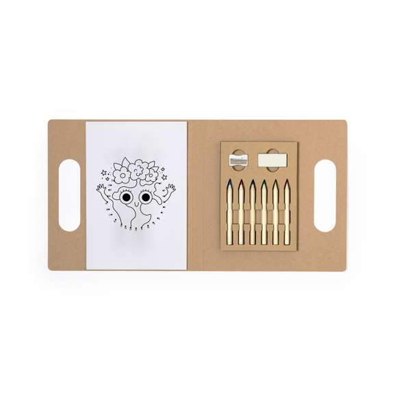 Set para colorear hecho en cartón reciclado. Divertido conjunto de dibujos y lápices de colores en una práctica carpeta con asas. Incluye:Bloc de 20 hojas con dibujos de naturaleza para colorear.Caja con 6 lápices de madera con minas en multitud de colores.Sacapuntas.Goma de borrar.