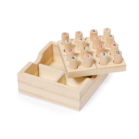 Juego de habilidad sudoku fabricado en suave madera. Incluye 16 fichas de madera numeradas, en estuche de madera con tapa-tablero. Con reglas del juego en español e inglés. Presentado individualmente en caja de diseño kraft.