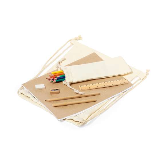 Set de escritura y colores con cuaderno. Divertido conjunto de artículos fabricados en madera compuesto por lápices con minas en varios colores, sacapuntas, bolígrafo fabricado en cartón reciclado y goma. Presentado en una práctica bolsa de algodón 100%.