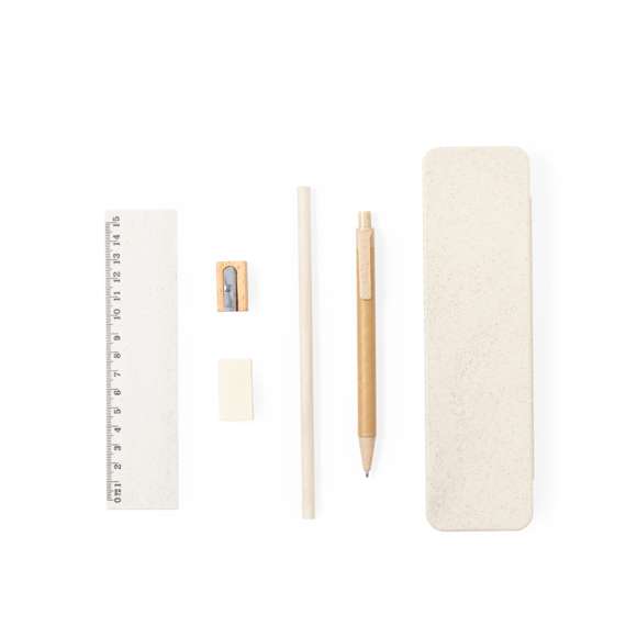 Set de escritura fabricado en caña de trigo. Práctico conjunto compuesto por: - Lápiz hecho en madera- Bolígrafo fabricado en cartón reciclado y caña de trigo- Regla hecha con caña de trigo- Sacapuntas de madera- Goma- Estuche hecho en caña de trigo. La caña de trigo fomenta la utilización de materias primas naturales, reduciendo así las emisiones contaminantes.