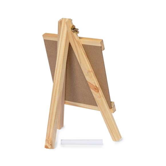 Original atril con pizarra hecha en madera, con tiza incluida. Presentado individualmente en caja de diseño kraft.