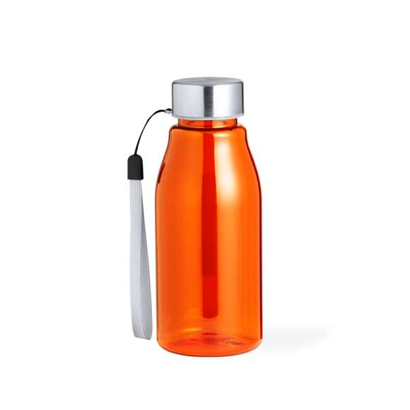 Bidón fabricado en RPET de 350 ml de capacidad, libre de BPA. Tapón a rosca en acero inox, con cordón de transporte. Disponible en variada gama de colores. Presentado en una bolsa de papel reciclado.Elaborado a partir de plástico reciclado, para así fomentar la reutilización de residuos plásticos y ayudar a la sostenibilidad del planeta.