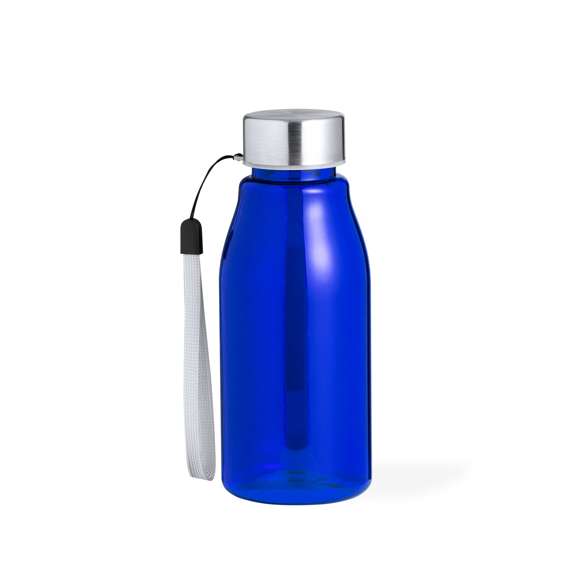Bidón fabricado en RPET de 350 ml de capacidad, libre de BPA. Tapón a rosca en acero inox, con cordón de transporte. Disponible en variada gama de colores. Presentado en una bolsa de papel reciclado.Elaborado a partir de plástico reciclado, para así fomentar la reutilización de residuos plásticos y ayudar a la sostenibilidad del planeta.