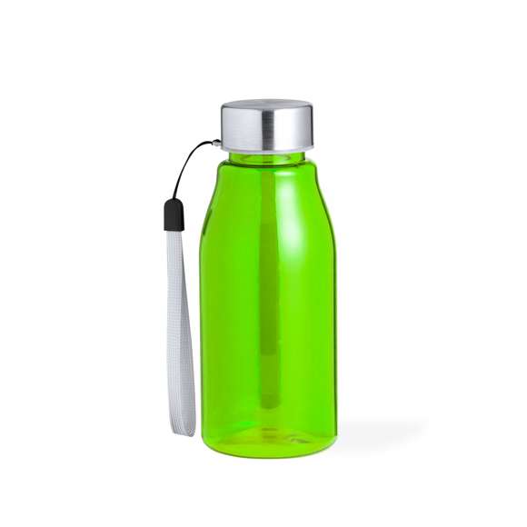 Bidón fabricado en RPET de 350 ml de capacidad, libre de BPA. Tapón a rosca en acero inox, con cordón de transporte. Disponible en variada gama de colores. Presentado en una bolsa de papel reciclado.Elaborado a partir de plástico reciclado, para así fomentar la reutilización de residuos plásticos y ayudar a la sostenibilidad del planeta.