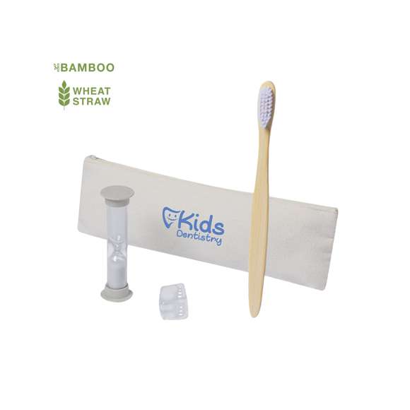 Set de cepillo de dientes y reloj de arena fabricado en bambú y caña de trigo. Incluye cepillo con mango ergonómico hecho en suave bambú con capucha protectora. Además, incluye un reloj de arena de 2 minutos de duración fabricado en caña de trigo. Presentado un práctico estuche hecho de algodón transpirable. La caña de trigo fomenta la utilización de materias primas naturales, reduciendo así las emisiones contaminantes.
