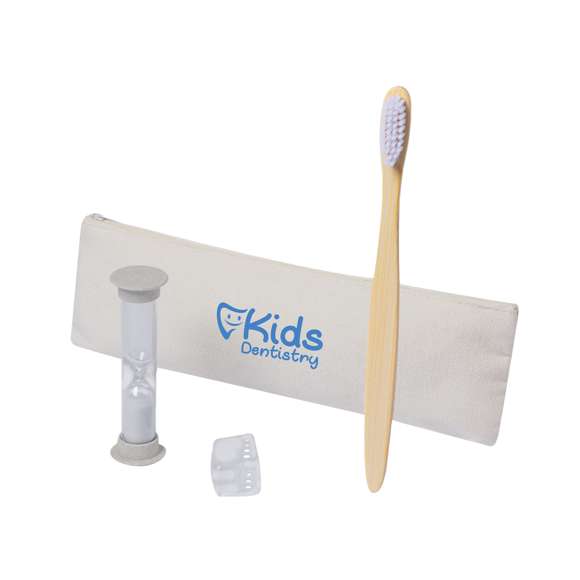 Set de cepillo de dientes y reloj de arena fabricado en bambú y caña de trigo. Incluye cepillo con mango ergonómico hecho en suave bambú con capucha protectora. Además, incluye un reloj de arena de 2 minutos de duración fabricado en caña de trigo. Presentado un práctico estuche hecho de algodón transpirable. La caña de trigo fomenta la utilización de materias primas naturales, reduciendo así las emisiones contaminantes.