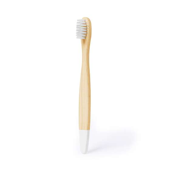 Cepillo de dientes fabricado en bambú. Para los más pequeños de casa, con cerdas y puntas en divertidos colores. Presentado individualmente en caja kraft. Materiales como el bambú fomentan la utilización de materias primas naturales, reduciendo las emisiones contaminantes. Proviene de una planta de gran resistencia y versatilidad, con crecimiento y regeneración rápidos, siendo una excelente alternativa al uso de madera tradicional.