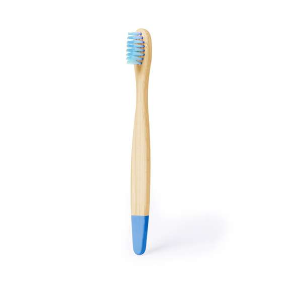 Cepillo de dientes fabricado en bambú. Para los más pequeños de casa, con cerdas y puntas en divertidos colores. Presentado individualmente en caja kraft. Materiales como el bambú fomentan la utilización de materias primas naturales, reduciendo las emisiones contaminantes. Proviene de una planta de gran resistencia y versatilidad, con crecimiento y regeneración rápidos, siendo una excelente alternativa al uso de madera tradicional.