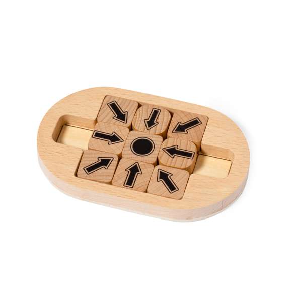 Juego de habilidad fabricado en madera, compuesto por 9 piezas y un tablero. El desafío consiste en deslizar las 8 piezas con flechas por el tablero para ordenarlas apuntando a la ficha con un punto, ofreciendo destreza y estrategia. Presentado individualmente en una caja de diseño kraft.