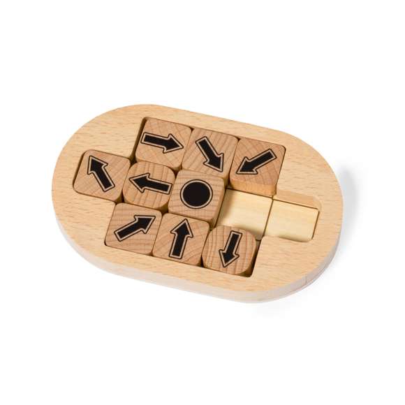 Juego de habilidad fabricado en madera, compuesto por 9 piezas y un tablero. El desafío consiste en deslizar las 8 piezas con flechas por el tablero para ordenarlas apuntando a la ficha con un punto, ofreciendo destreza y estrategia. Presentado individualmente en una caja de diseño kraft.
