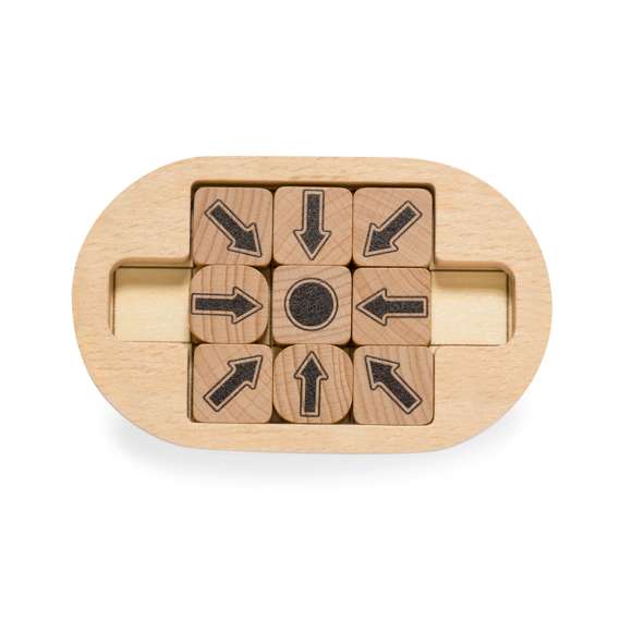 Juego de habilidad fabricado en madera, compuesto por 9 piezas y un tablero. El desafío consiste en deslizar las 8 piezas con flechas por el tablero para ordenarlas apuntando a la ficha con un punto, ofreciendo destreza y estrategia. Presentado individualmente en una caja de diseño kraft.