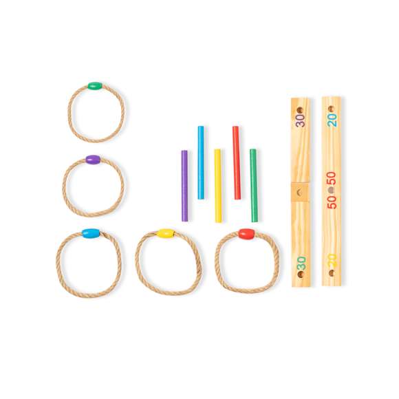 Juego de puntería fabricado en madera. Consiste en colar los aros de cuerda en la base con palos del mismo color (cada color tiene una puntuación diferente). Compacto y cómodo de montar, incluye 12 piezas. Con instrucciones en español e inglés. Presentado individualmente en una caja de diseño kraft.