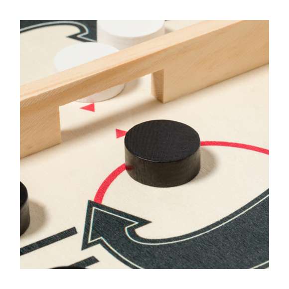 Divertido juego de mesa fabricado en madera e ideal para los más competitivos. El juego consiste en lanzar las fichas desde cada campo al capo contrario usando el elástico. Gana el que más fichas cuele por la ranura del oponente. Tablero con 5 fichas blancas y 5 negras, presentado en una caja individual de diseño kraft.