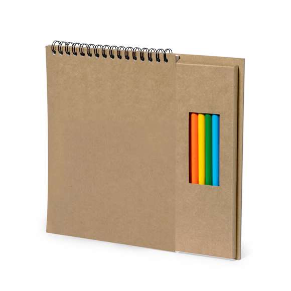 Fantástico set de lápices y bloc hecho en cartón reciclado. Contiene estuche con ventana de 8 lápices con cuerpo hexagonal de variados colores y un bloc de notas de anillas con 6 hojas de motivos naturales y 18 páginas en blanco.