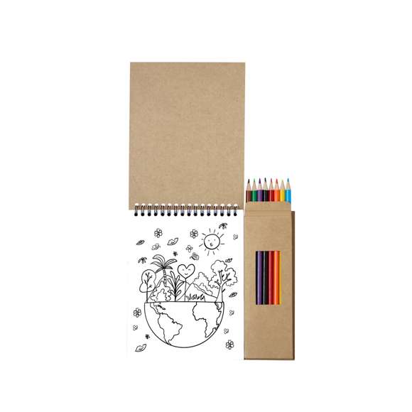 Fantástico set de lápices y bloc hecho en cartón reciclado. Contiene estuche con ventana de 8 lápices con cuerpo hexagonal de variados colores y un bloc de notas de anillas con 6 hojas de motivos naturales y 18 páginas en blanco.
