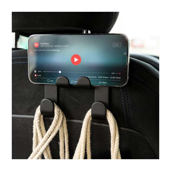 Resistente soporte fabricado en ABS. Fácil instalación mediante el gancho abierto diseñado para colocarse en el reposacabezas, con soporte para dispositivos móviles y dos ganchos adicionales para bolsas. Presentado en bolsa individual.
