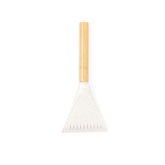 Práctico rascador de hielo fabricado en bambú y caña de trigo. Con forma de pala, su mango está fabricado en bambú y la zona de rascado está hecha de caña de trigo, con parte limpiadores y sierra integrada. Logo ditintivo en el mango y presentado individualmente en bolsa de papel kraft.Materiales como el bambú fomentan la utilización de materias primas naturales, reduciendo las emisiones contaminantes. Proviene de una planta de gran resistencia y versatilidad, con crecimiento y regeneración rápidos, siendo una excelente alternativa al uso de madera tradicional.La caña de trigo fomenta la utilización de materias primas naturales, reduciendo así las emisiones contaminantes.