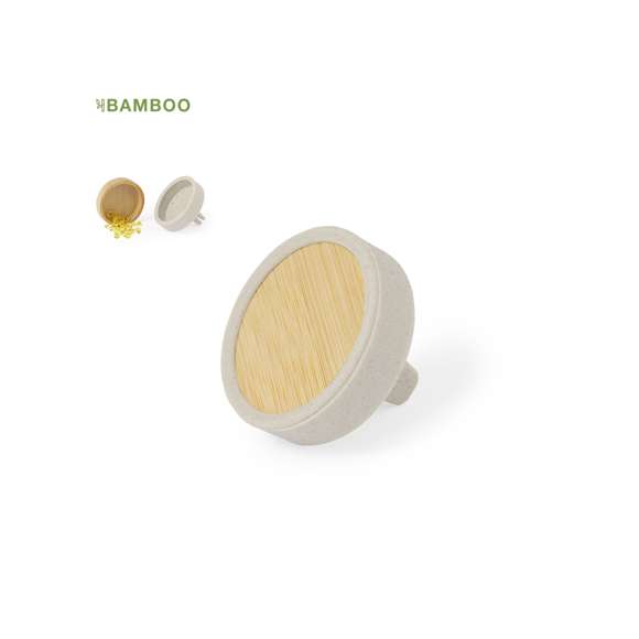 Moderno ambientador para vehículos fabricado en bambú y silicona, con aroma a limón para rejilla de automóvil. Presentado en bolsa de papel kraft. Materiales como el bambú fomentan la utilización de materias primas naturales, reduciendo las emisiones contaminantes. Proviene de una planta de gran resistencia y versatilidad, con crecimiento y regeneración rápidos, siendo una excelente alternativa al uso de madera tradicional.La caña de trigo fomenta la utilización de materias primas naturales, reduciendo así las emisiones contaminantes.