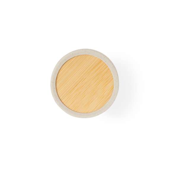 Moderno ambientador para vehículos fabricado en bambú y silicona, con aroma a limón para rejilla de automóvil. Presentado en bolsa de papel kraft. Materiales como el bambú fomentan la utilización de materias primas naturales, reduciendo las emisiones contaminantes. Proviene de una planta de gran resistencia y versatilidad, con crecimiento y regeneración rápidos, siendo una excelente alternativa al uso de madera tradicional.La caña de trigo fomenta la utilización de materias primas naturales, reduciendo así las emisiones contaminantes.