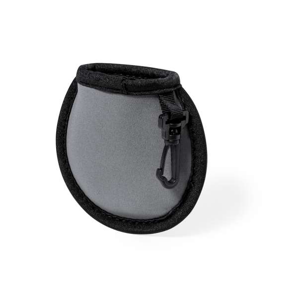 Funda limpiadora para pelotas de golf fabricada en soft shell. Este práctico accesorio cuenta con un paño en su interior para limpiar las pelotas de golf de manera cómoda. Además, incluye un mosquetón giratorio que permite engancharlo fácilmente.