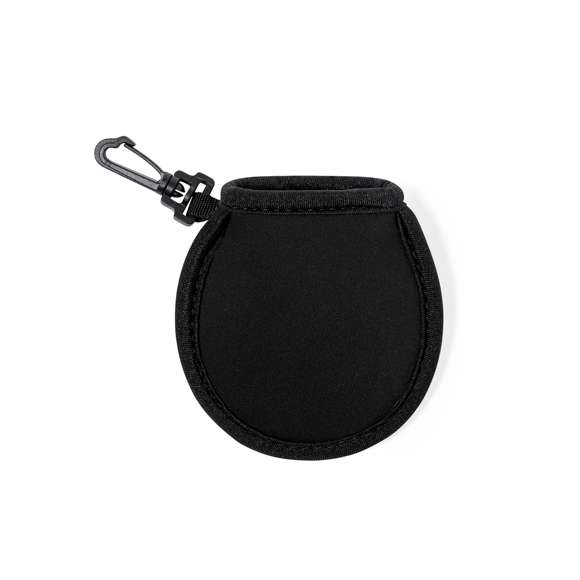 Funda limpiadora para pelotas de golf fabricada en soft shell. Este práctico accesorio cuenta con un paño en su interior para limpiar las pelotas de golf de manera cómoda. Además, incluye un mosquetón giratorio que permite engancharlo fácilmente.
