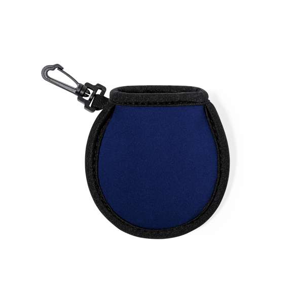 Funda limpiadora para pelotas de golf fabricada en soft shell. Este práctico accesorio cuenta con un paño en su interior para limpiar las pelotas de golf de manera cómoda. Además, incluye un mosquetón giratorio que permite engancharlo fácilmente.