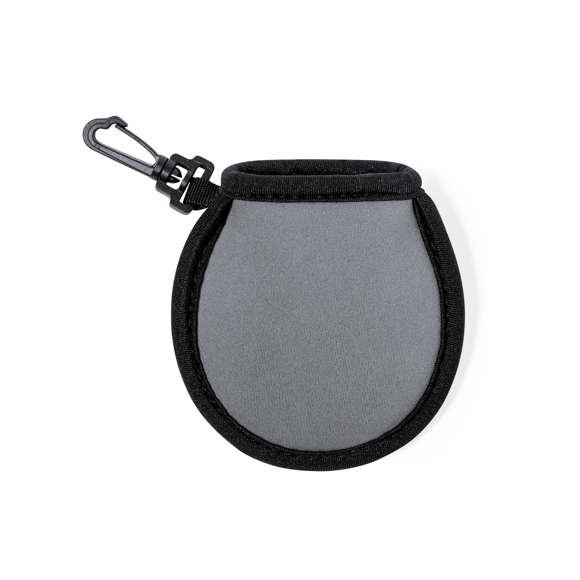 Funda limpiadora para pelotas de golf fabricada en soft shell. Este práctico accesorio cuenta con un paño en su interior para limpiar las pelotas de golf de manera cómoda. Además, incluye un mosquetón giratorio que permite engancharlo fácilmente.
