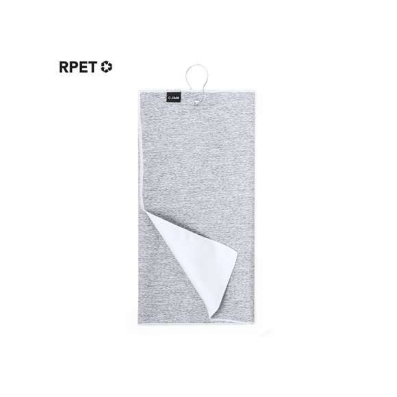 Toalla de golf fabricada en RPET, absorbente y suave con dimensiones de 40x60 cm. En el centro, incorpora una argolla reforzada y un mosquetón de acople, ambos elaborados en acero inox. Con logotipo RPET en etiqueta.El material RPET se elabora a partir de plástico reciclado, para así fomentar la reutilización de residuos plásticos y ayudar a la sostenibilidad del planeta.
