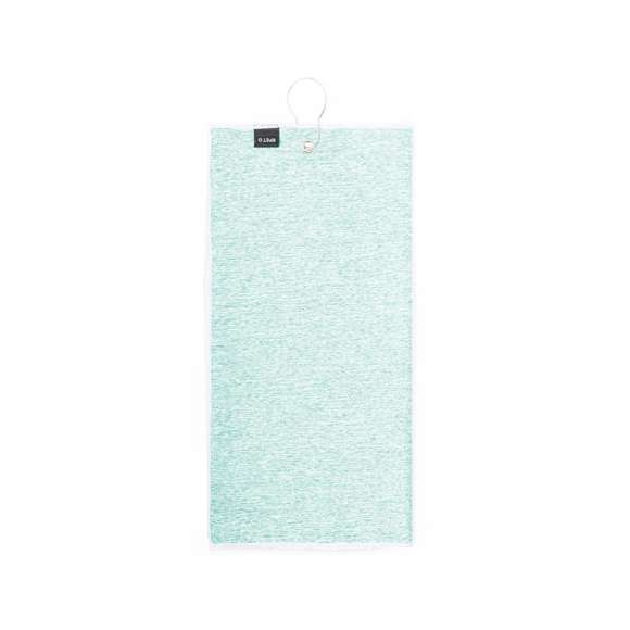 Toalla de golf fabricada en RPET, absorbente y suave con dimensiones de 40x60 cm. En el centro, incorpora una argolla reforzada y un mosquetón de acople, ambos elaborados en acero inox. Con logotipo RPET en etiqueta.El material RPET se elabora a partir de plástico reciclado, para así fomentar la reutilización de residuos plásticos y ayudar a la sostenibilidad del planeta.
