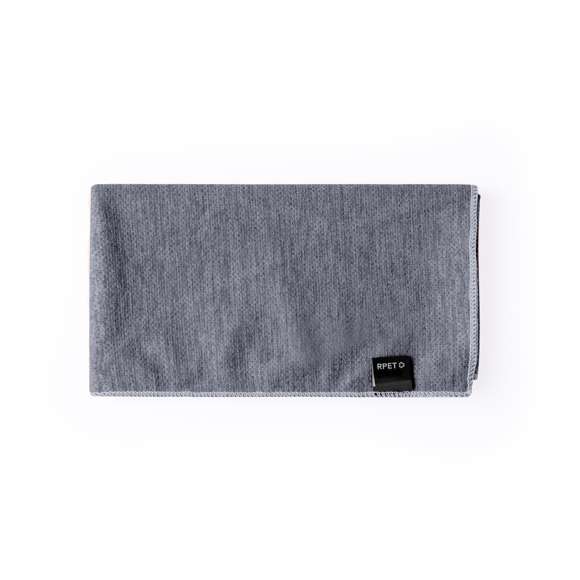 Toalla absorbente fabricada en RPET de 160g/m2. Tamaño 50x100 cm y presentada en funda individual de redecilla RPET, con parte trasera lisa. Disponible en variada gama de colores, con logotipo RPET en etiqueta.El material RPET se elabora a partir de plástico reciclado, para así fomentar la reutilización de residuos plásticos y ayudar a la sostenibilidad del planeta.