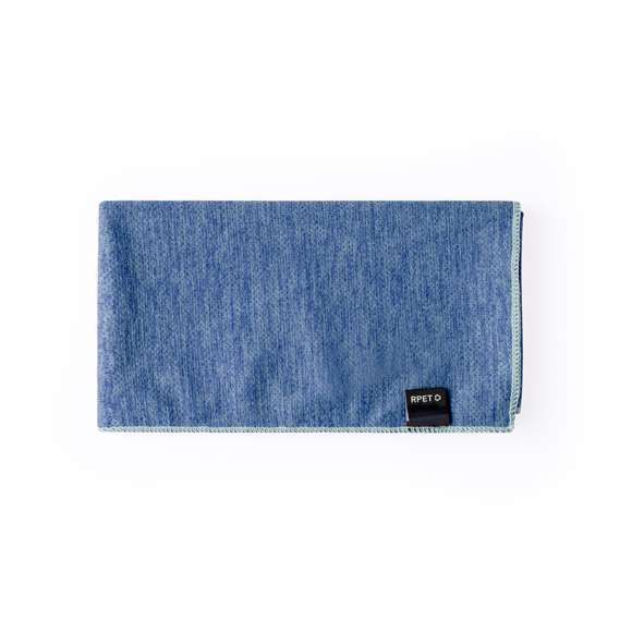 Toalla absorbente fabricada en RPET de 160g/m2. Tamaño 50x100 cm y presentada en funda individual de redecilla RPET, con parte trasera lisa. Disponible en variada gama de colores, con logotipo RPET en etiqueta.El material RPET se elabora a partir de plástico reciclado, para así fomentar la reutilización de residuos plásticos y ayudar a la sostenibilidad del planeta.