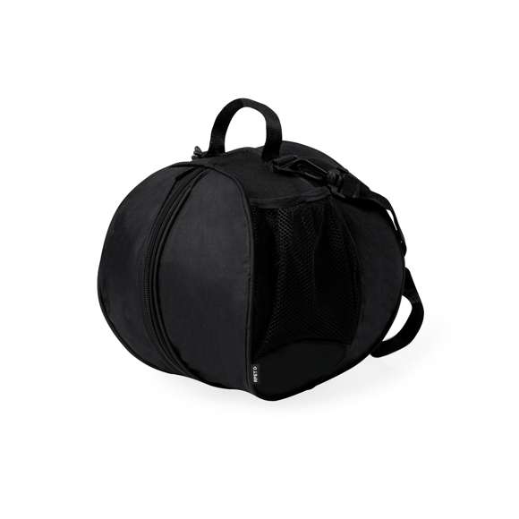 Práctica bolsa para balones fabricada en RPET. Cuenta con un compartimento central que permite guardar una pelota mediante un cierre de cremallera, siendo fácil de transportar tanto por el asa de mano como por la cinta para hombro. Además, dispone de dos bolsillos laterales de rejilla. Con logotipo RPET en etiqueta.El material RPET se elabora a partir de plástico reciclado, para así fomentar la reutilización de residuos plásticos y ayudar a la sostenibilidad del planeta.