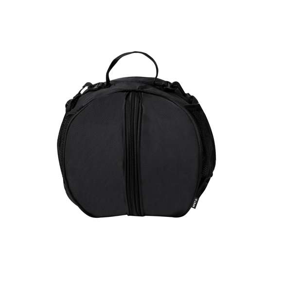 Práctica bolsa para balones fabricada en RPET. Cuenta con un compartimento central que permite guardar una pelota mediante un cierre de cremallera, siendo fácil de transportar tanto por el asa de mano como por la cinta para hombro. Además, dispone de dos bolsillos laterales de rejilla. Con logotipo RPET en etiqueta.El material RPET se elabora a partir de plástico reciclado, para así fomentar la reutilización de residuos plásticos y ayudar a la sostenibilidad del planeta.