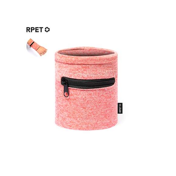Práctica muñequera en suave poliéster RPET. Complemento perfecto para guardar pequeños objetos gracias a su bolsillo con cierre de cremallera negra. Disponible en variada gama de colores, con etiqueta distintiva RPET.El material RPET se elabora a partir de plástico reciclado, para así fomentar la reutilización de residuos plásticos y ayudar a la sostenibilidad del planeta.