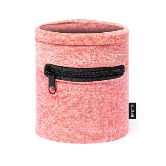 Práctica muñequera en suave poliéster RPET. Complemento perfecto para guardar pequeños objetos gracias a su bolsillo con cierre de cremallera negra. Disponible en variada gama de colores, con etiqueta distintiva RPET.El material RPET se elabora a partir de plástico reciclado, para así fomentar la reutilización de residuos plásticos y ayudar a la sostenibilidad del planeta.