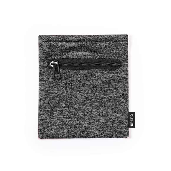 Práctica muñequera en suave poliéster RPET. Complemento perfecto para guardar pequeños objetos gracias a su bolsillo con cierre de cremallera negra. Disponible en variada gama de colores, con etiqueta distintiva RPET.El material RPET se elabora a partir de plástico reciclado, para así fomentar la reutilización de residuos plásticos y ayudar a la sostenibilidad del planeta.