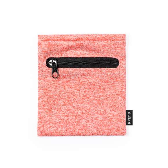 Práctica muñequera en suave poliéster RPET. Complemento perfecto para guardar pequeños objetos gracias a su bolsillo con cierre de cremallera negra. Disponible en variada gama de colores, con etiqueta distintiva RPET.El material RPET se elabora a partir de plástico reciclado, para así fomentar la reutilización de residuos plásticos y ayudar a la sostenibilidad del planeta.