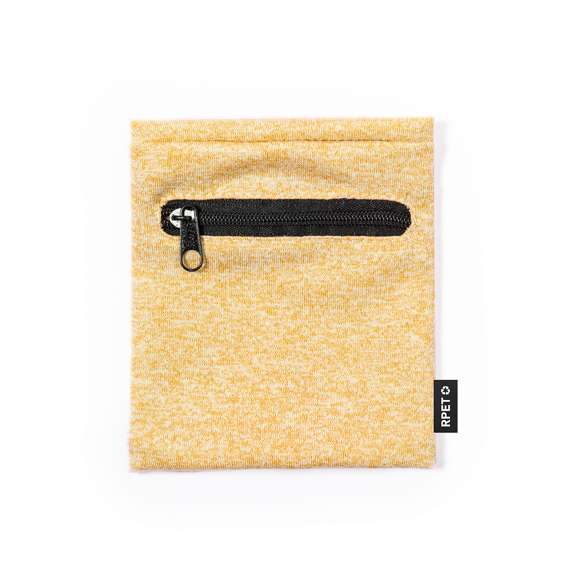 Práctica muñequera en suave poliéster RPET. Complemento perfecto para guardar pequeños objetos gracias a su bolsillo con cierre de cremallera negra. Disponible en variada gama de colores, con etiqueta distintiva RPET.El material RPET se elabora a partir de plástico reciclado, para así fomentar la reutilización de residuos plásticos y ayudar a la sostenibilidad del planeta.
