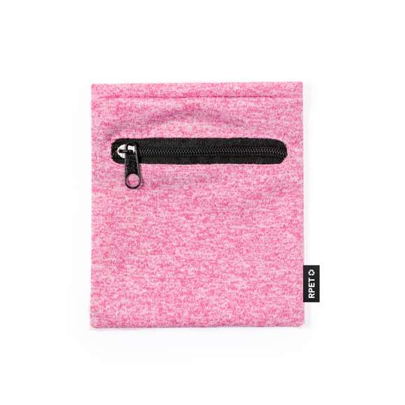 Práctica muñequera en suave poliéster RPET. Complemento perfecto para guardar pequeños objetos gracias a su bolsillo con cierre de cremallera negra. Disponible en variada gama de colores, con etiqueta distintiva RPET.El material RPET se elabora a partir de plástico reciclado, para así fomentar la reutilización de residuos plásticos y ayudar a la sostenibilidad del planeta.