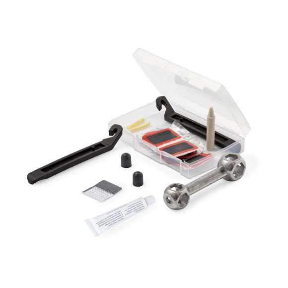 Kit de reparación para bicicleta con 15 accesorios. Fácil de llevar gracias a su reducido tamaño, permitiéndote realizar reparaciones de pinchazos en cualquier lugar. Incluye:2 llaves de desmontaje Una llave para tuercas Tubo de pegamento Cera para marcar Dos tubos de goma Lija de metal Dos tapones 5 parches