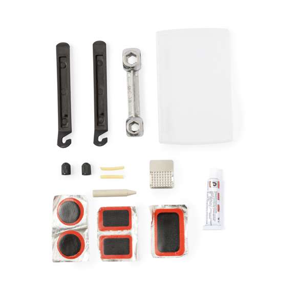 Kit de reparación para bicicleta con 15 accesorios. Fácil de llevar gracias a su reducido tamaño, permitiéndote realizar reparaciones de pinchazos en cualquier lugar. Incluye:2 llaves de desmontaje Una llave para tuercas Tubo de pegamento Cera para marcar Dos tubos de goma Lija de metal Dos tapones 5 parches